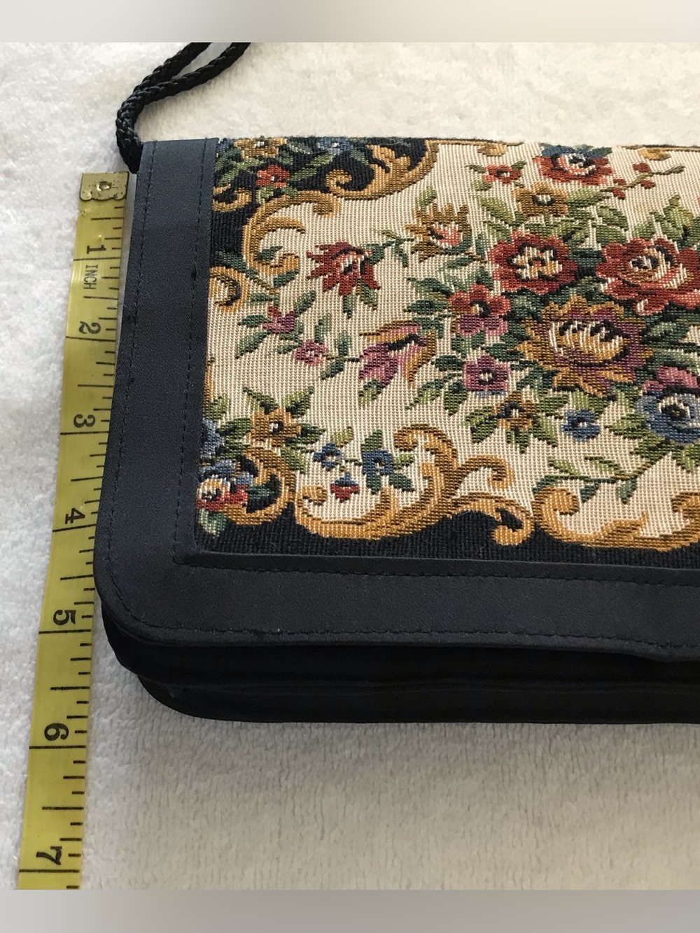 Vintage floral tapestry rectangular purse. - Picture 5 of 8